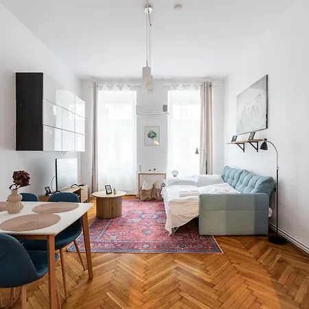R7 Apartment