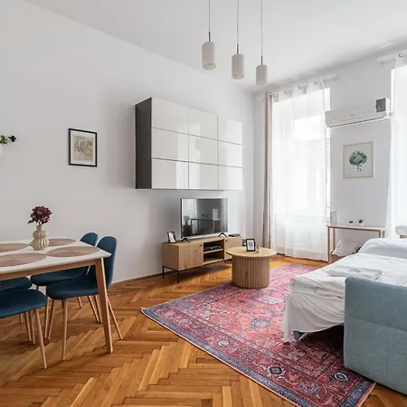 R7 * Budapest