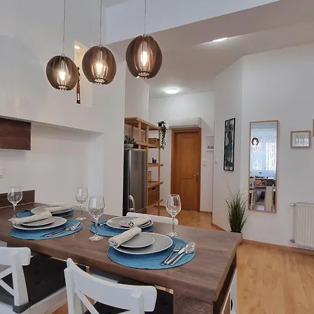 Adam Apartman *