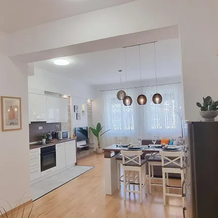 Adam Apartman *