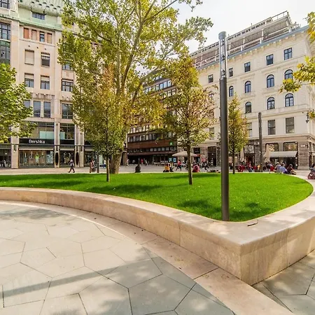Luxury Brick & Bliss Loft On Iconic Square شقة بودابست