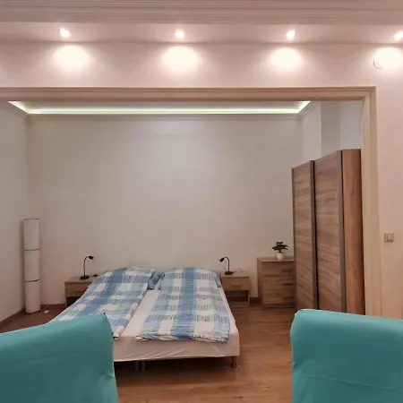 Lara Apartman *