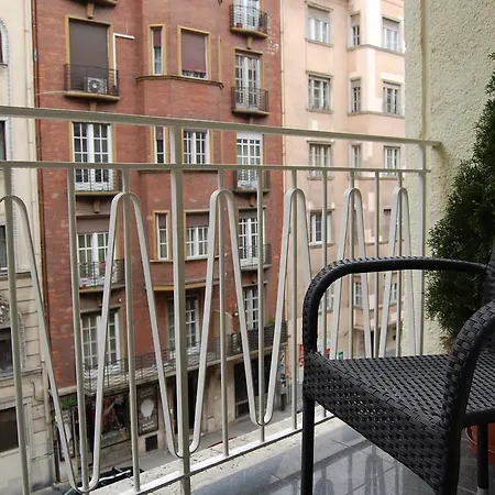 Apartamento Downtown With Balcony & Optional Garage & Restaurant In The Building *