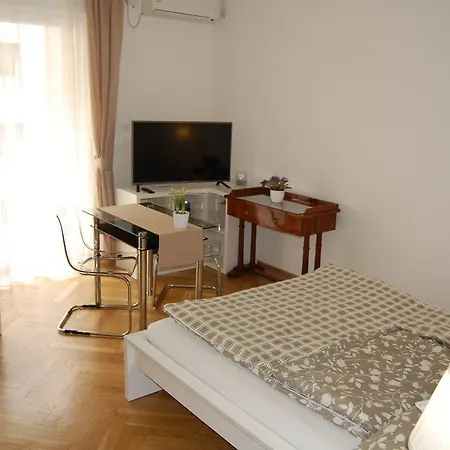 Downtown With Balcony & Optional Garage & Restaurant In The Building Apartamento Budapest