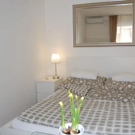 Downtown With Balcony & Optional Garage & Restaurant In The Building Apartamento