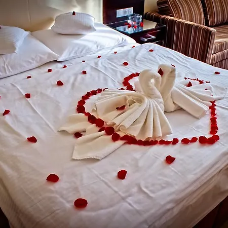 Lion's Garden מלון 4*