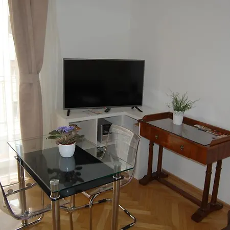 Downtown With Balcony & Optional Garage & Restaurant In The Building Apartamento