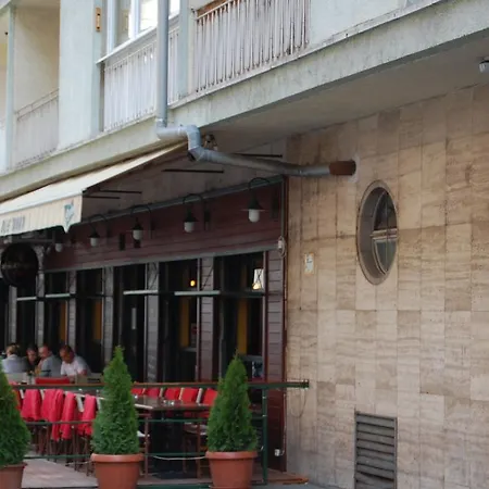 Downtown With Balcony & Optional Garage & Restaurant In The Building Apartamento *
