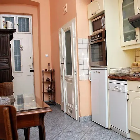 Tourist - Jozsef Koerut Apartment