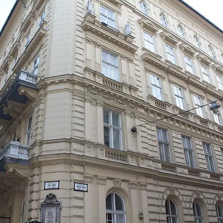 Old Monarchia Szálloda