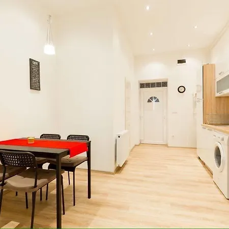 Vintage Downtown Apartment *