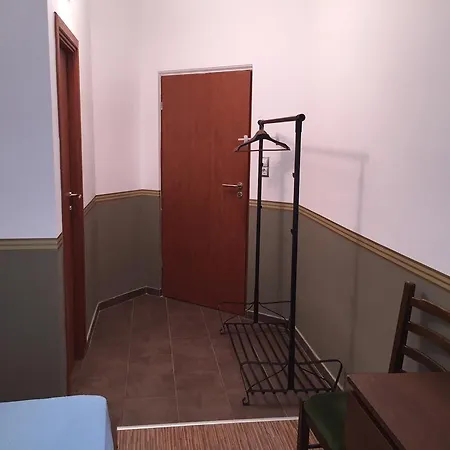 エルヴィス ゲストハウス 2*