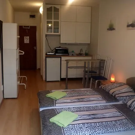 Leslie Apartman *