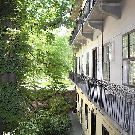 アパートホテル Amber Gardenview Downtown 3*