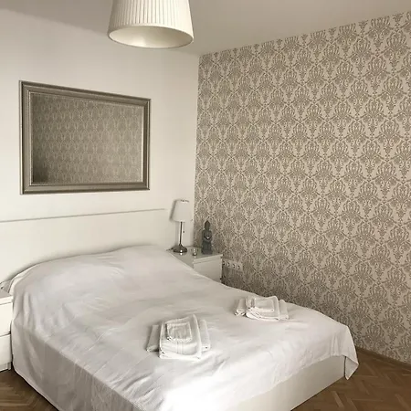Downtown With Balcony & Optional Garage & Restaurant In The Building Apartamento Budapest
