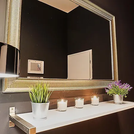 Onyx Apartment *