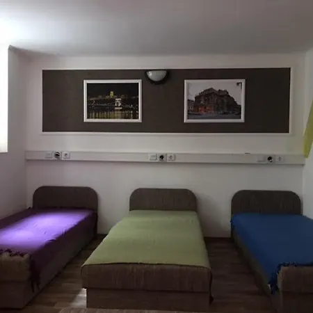 Opera Hostal *