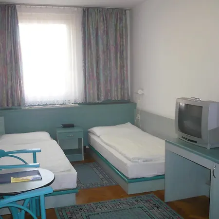 Ventura 3*