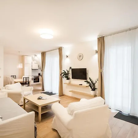 The Lion's Loft - 4br & 3ba - Terrace - Ac * Budapest