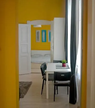 White Boat Apartment *