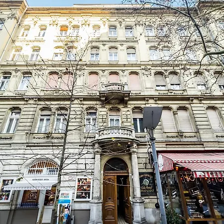 Broadway Apartment *