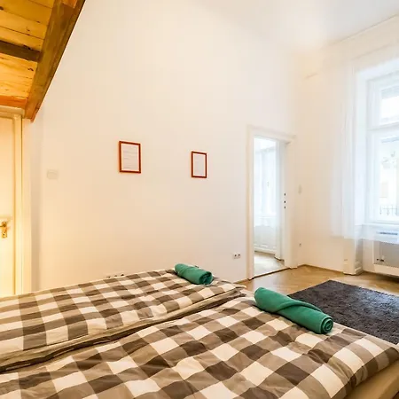 Broadway Apartment *