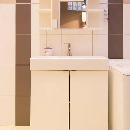 White Boat Apartment *