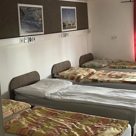 Hostal Opera *