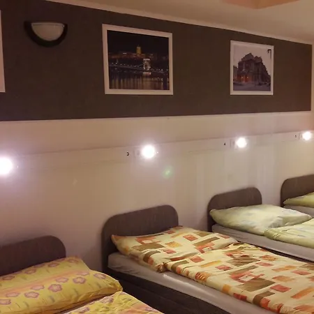 Opera Hostal *