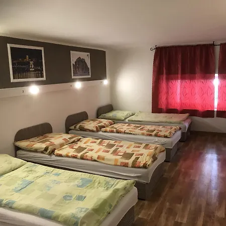 Hostal Opera *