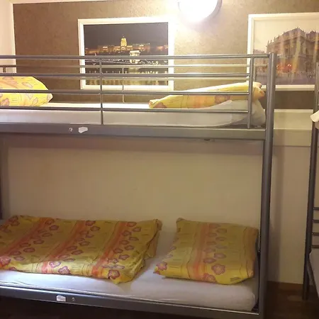 Hostal Opera *