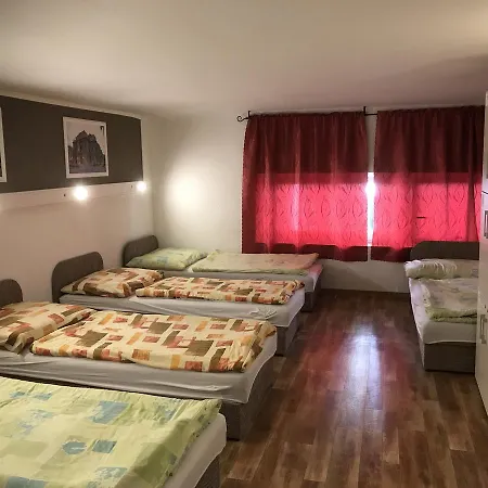 Hostal Opera *