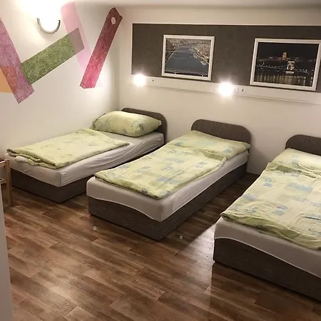 Opera Hostal *