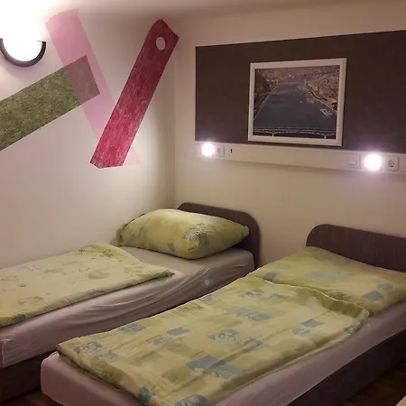Opera Hostal *
