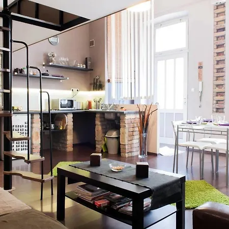 Funhouse Center Apartment *