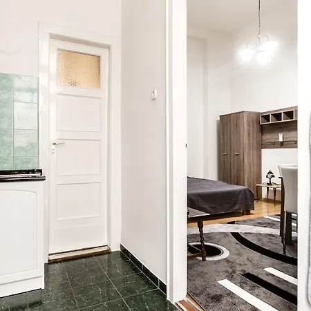 W2 Synagogue Apartment *
