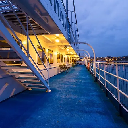 Botel Fortuna Boat 3*