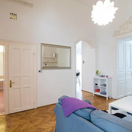 Broadway Apartment *