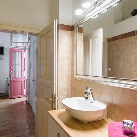 Broadway Apartment *
