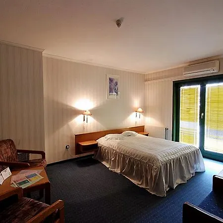 Amadeus Hotel 3*