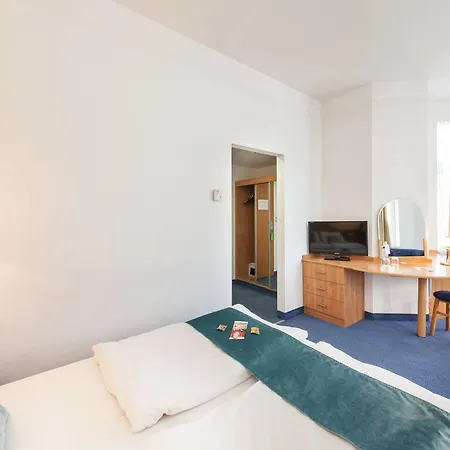 Hotel East 4*