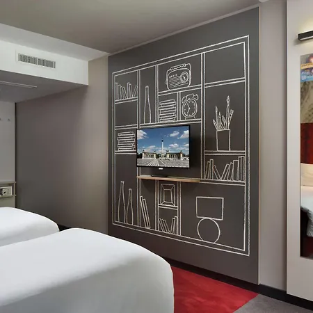 Hotel Ibis Heroes Square 3*