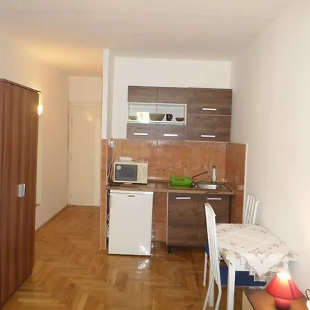 Leslie Apartman *