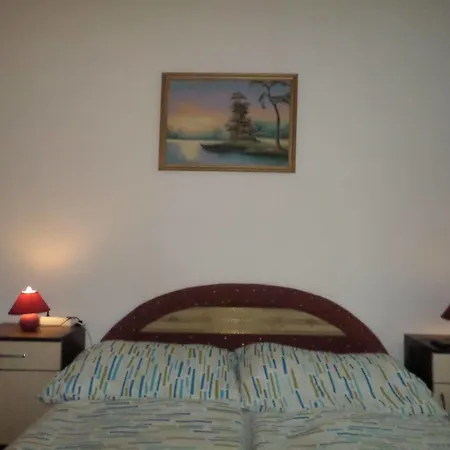 Leslie Apartman