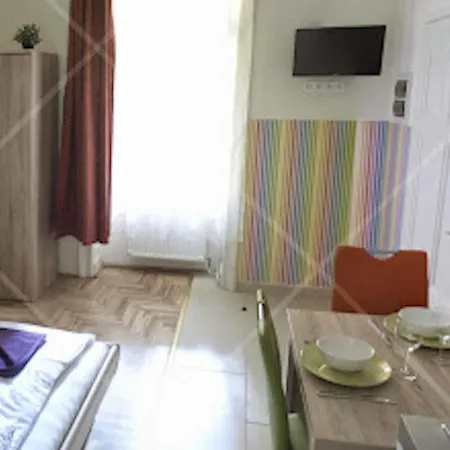 アパートホテル Amber Gardenview Downtown 3*