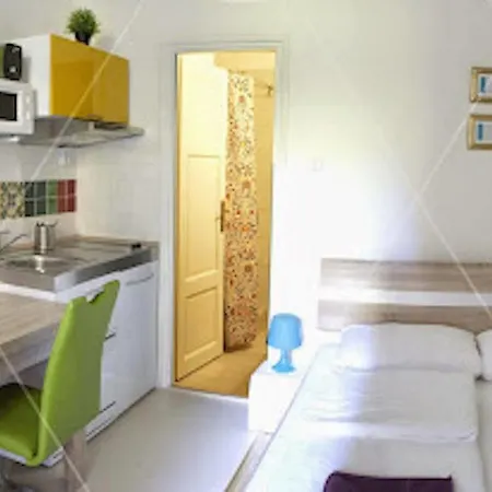 アパートホテル Amber Gardenview Downtown 3*