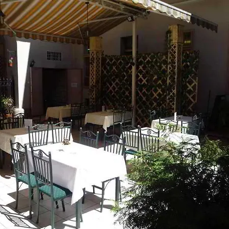 Fehar Pava Restaurant And 2* Budapest