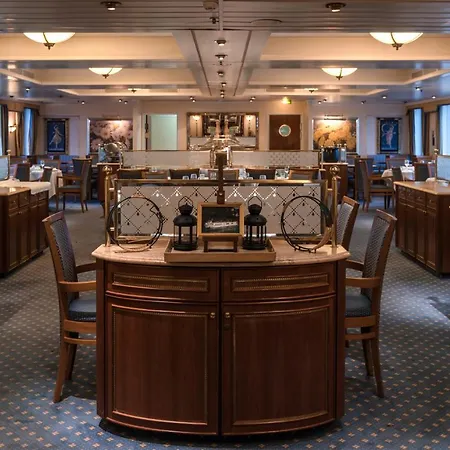 Onriver Hotels - Ms Cezanne Botel