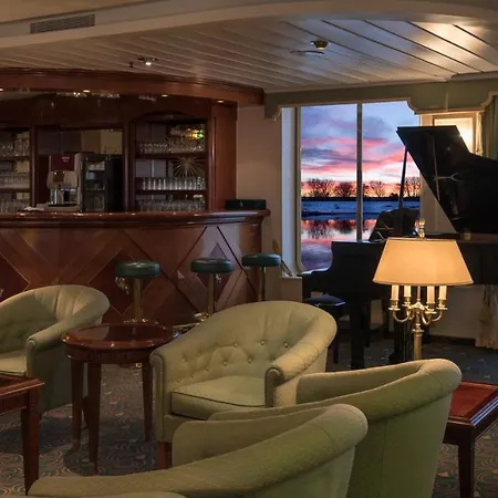 Onriver Hotels - Ms Cezanne Botel