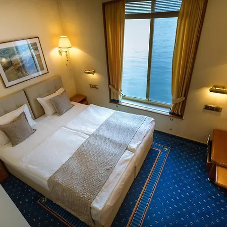 Onriver Hotels - Ms Cezanne Botel 4*